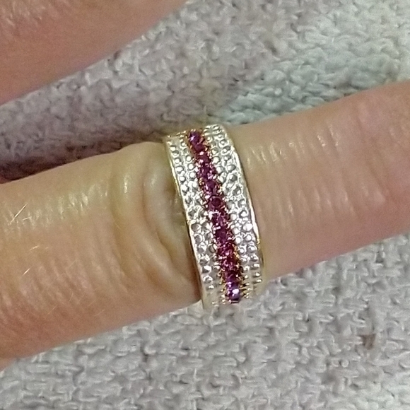 Vintage Jewelry - Goldtone red ♥️ crystal 🔮 ring sz.8.5